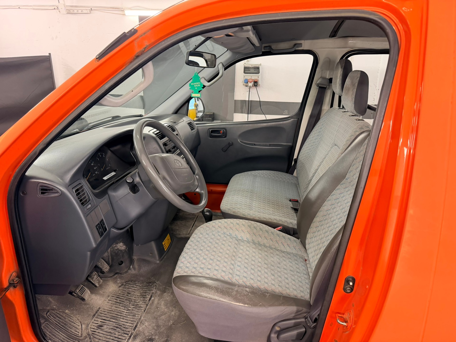 TOYOTA Hiace D-4D LWB Kombi-image-9