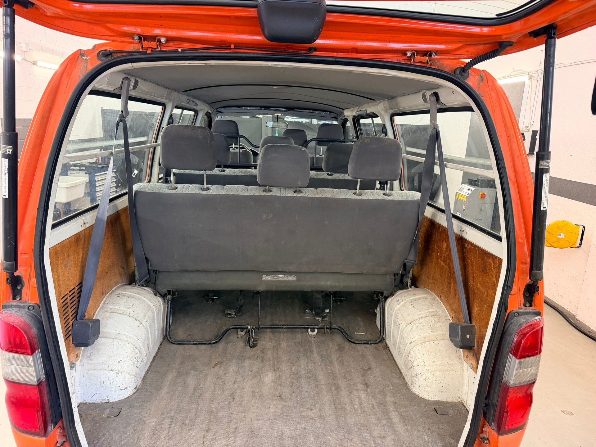 TOYOTA Hiace D-4D LWB Kombi-image-6