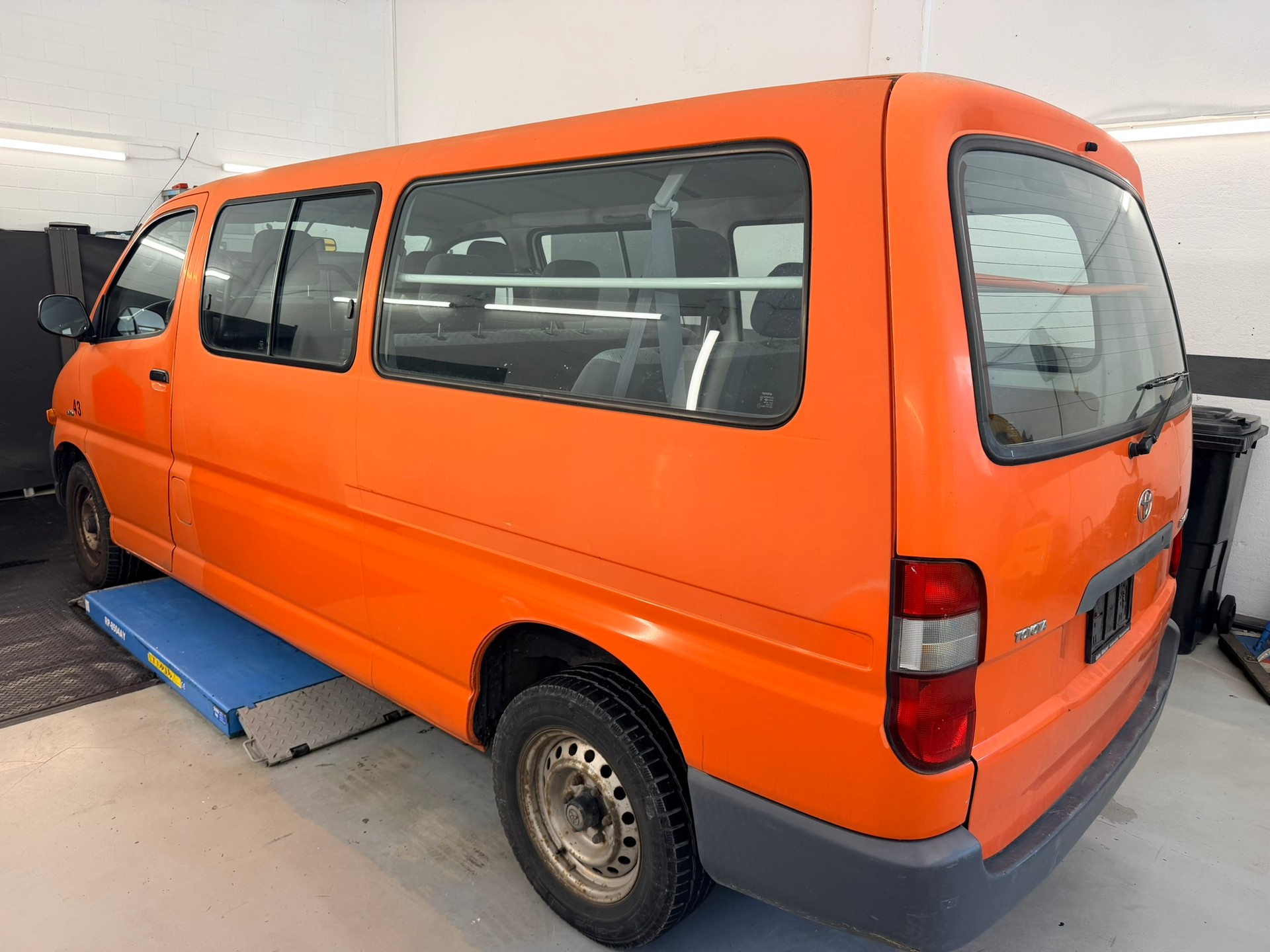 TOYOTA Hiace D-4D LWB Kombi-image-5