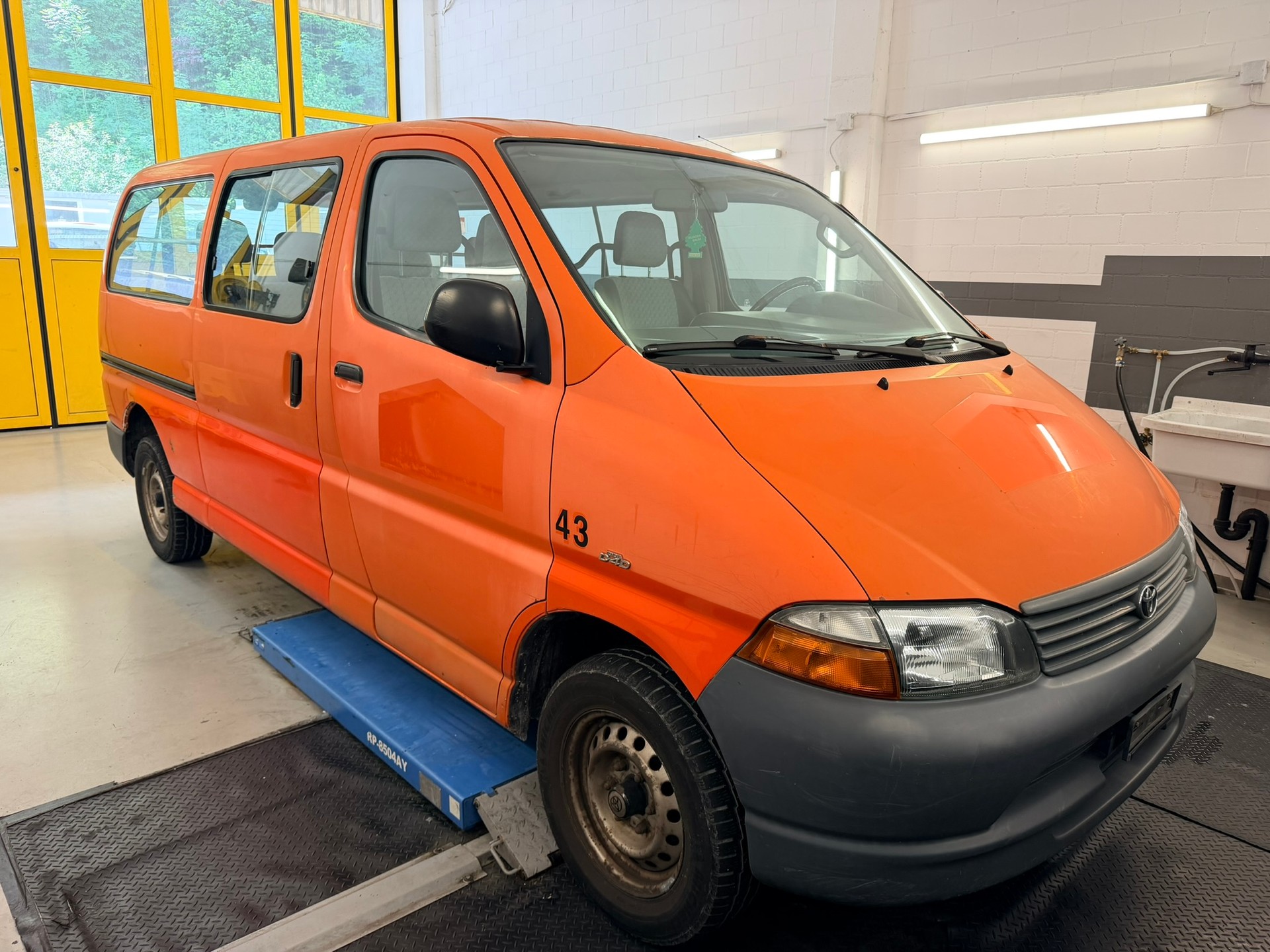 TOYOTA Hiace D-4D LWB Kombi-image-2