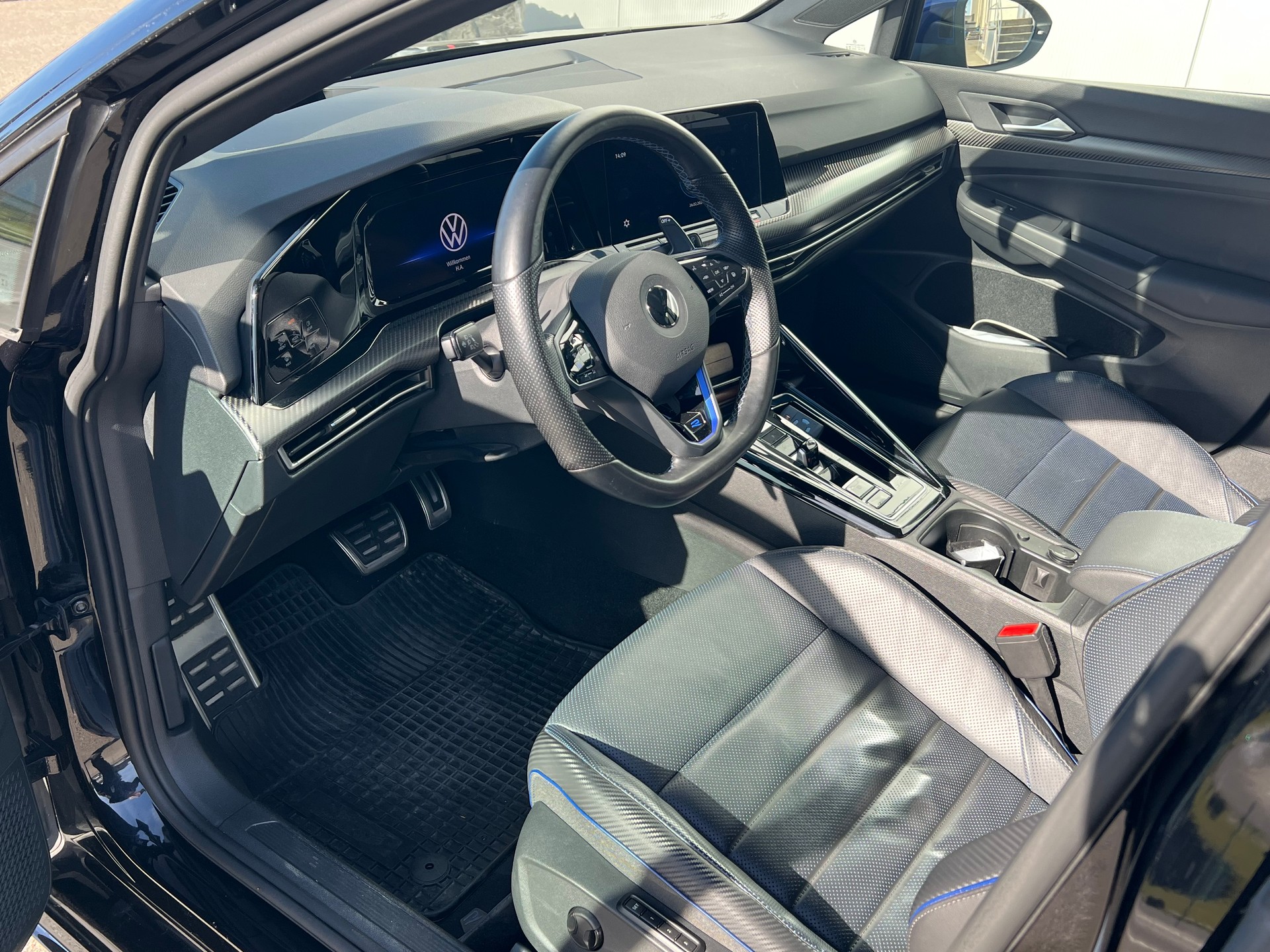 VW 2.0 TSI R 20 Years DSG 4motion-image-3