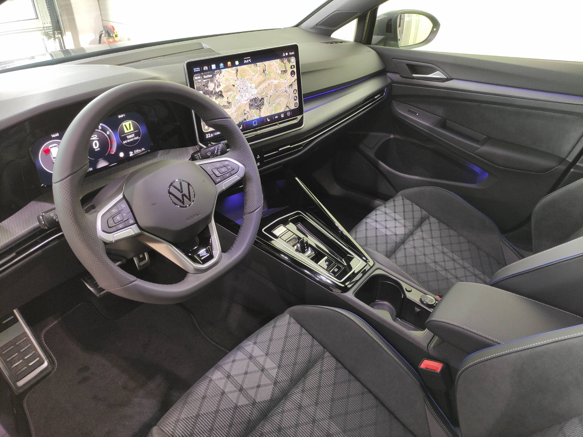 VW Golf VIII 1.5 eTSI R-Line DSG-image-3