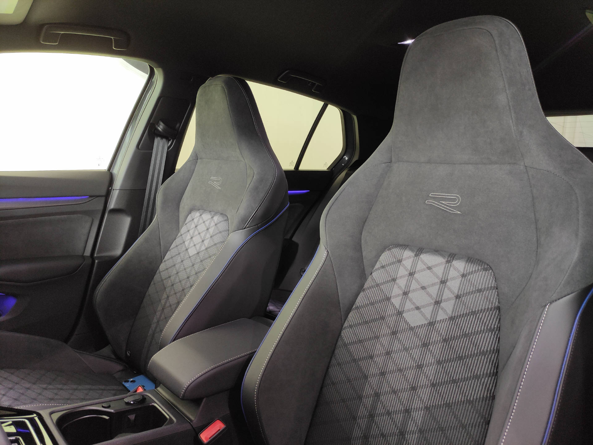VW Golf VIII 1.5 eTSI R-Line DSG-image-4