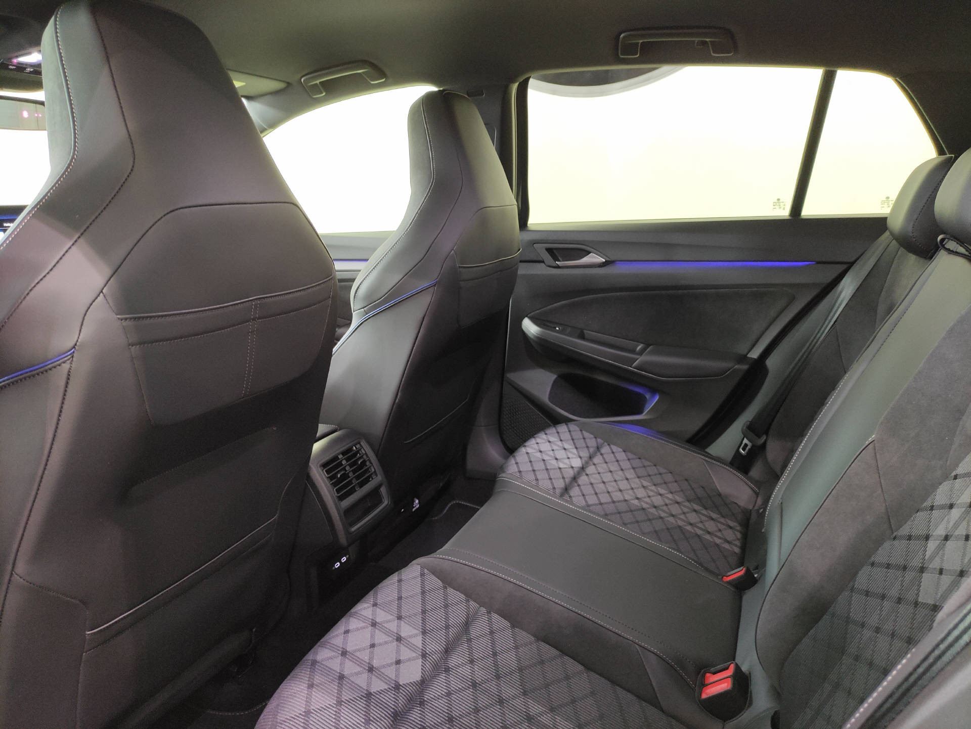 VW Golf VIII 1.5 eTSI R-Line DSG-image-11