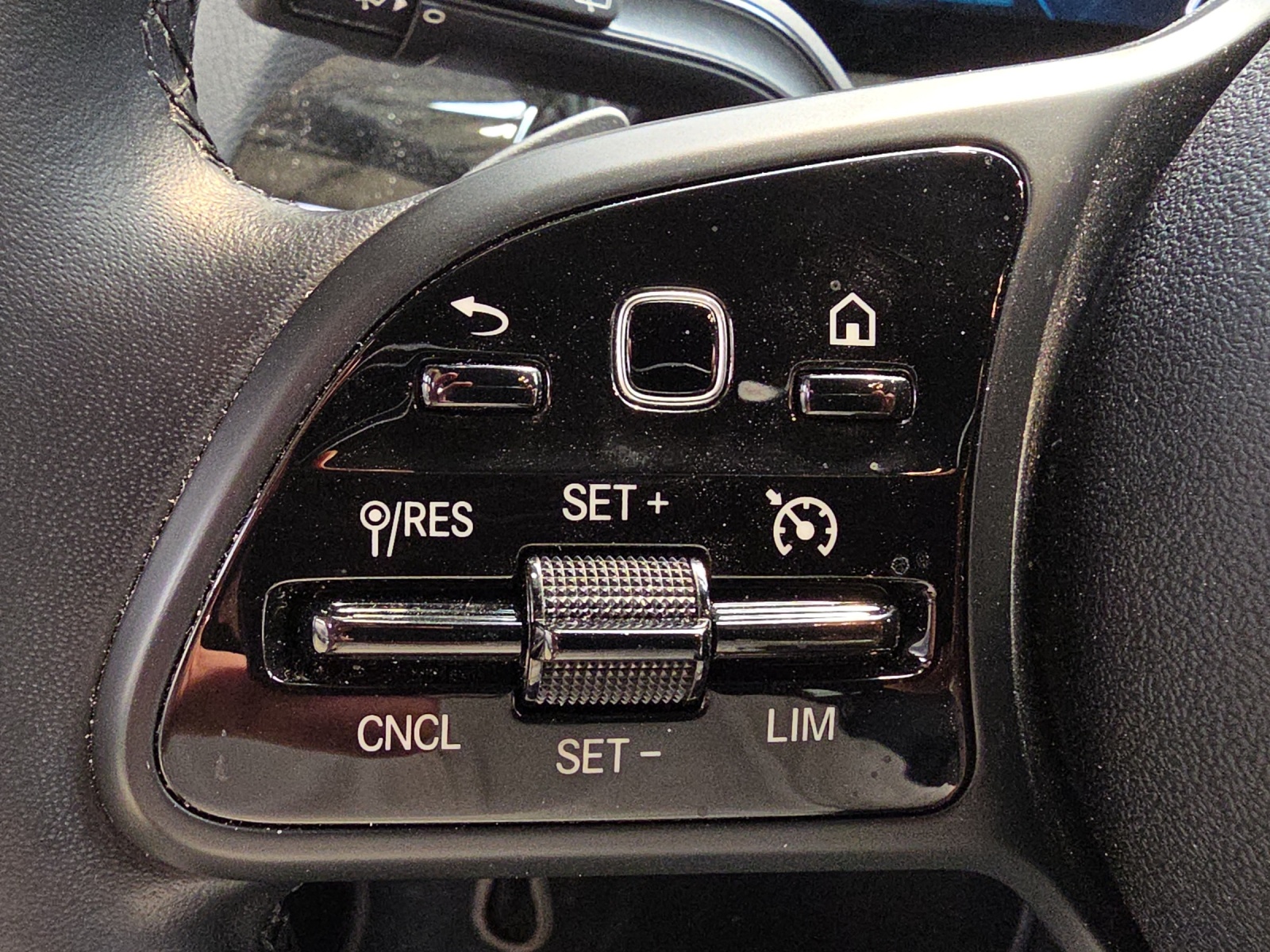 MERCEDES-BENZ GLA 200d 4Matic Progressive 8G-DCT-image-14