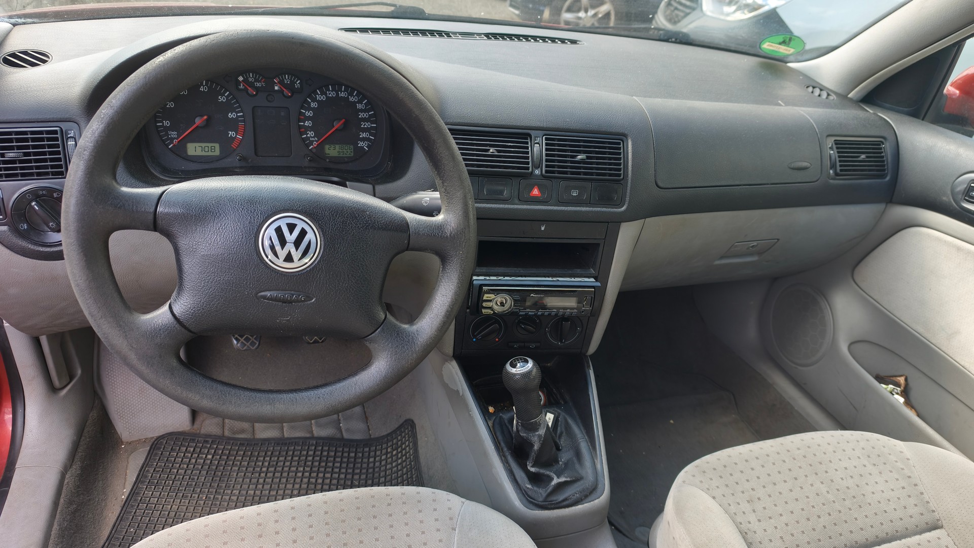 VW Golf 1.8 Comfortline 4Motion-image-7