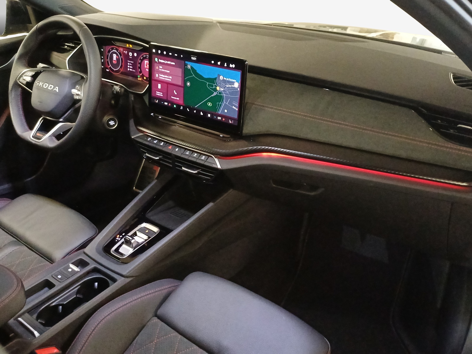SKODA Octavia Combi 2.0 TSI DSG RS 30 Years Edition-image-15