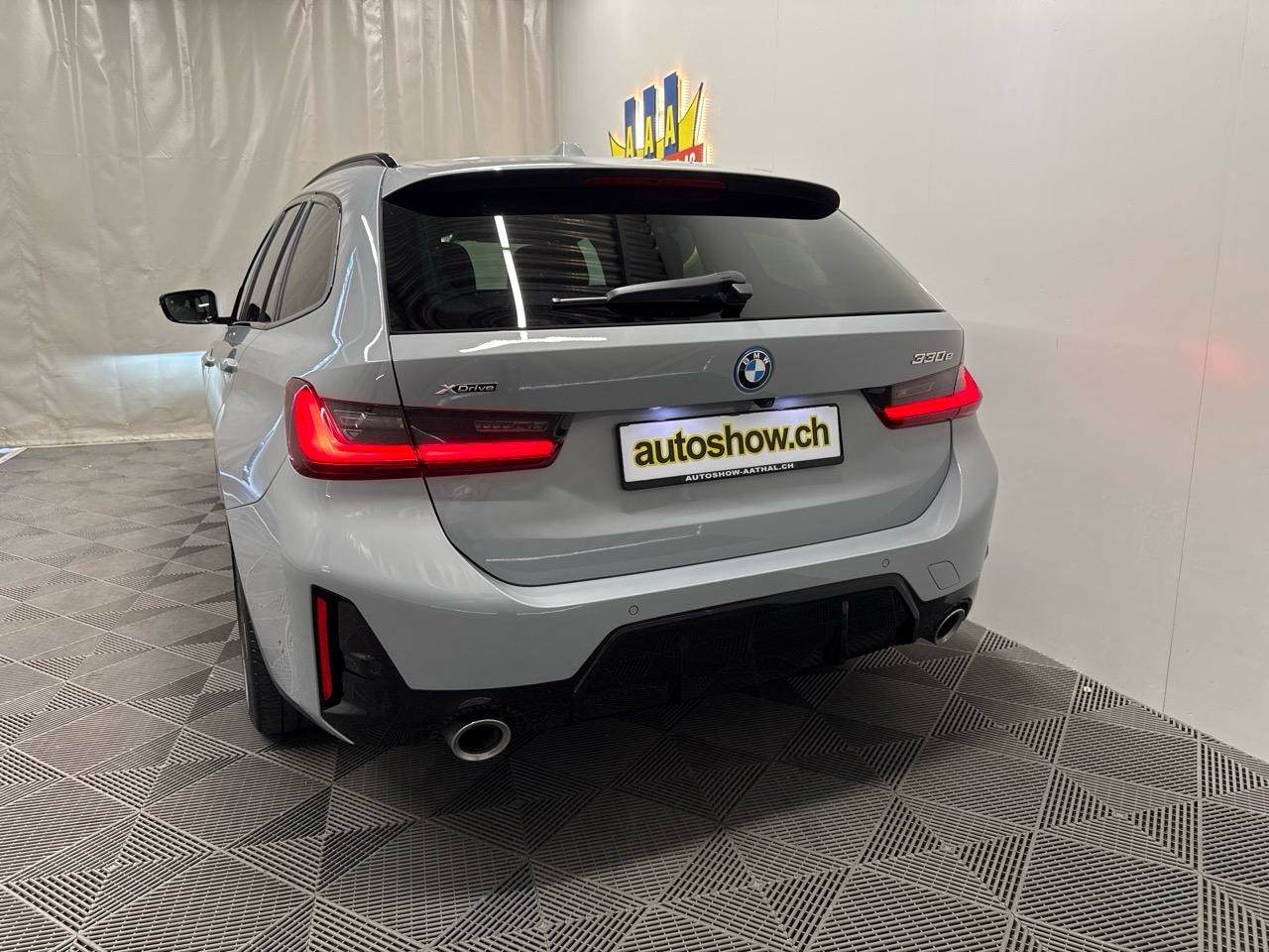 BMW 330e x DriveTouring Steptronic M Sport-image-15