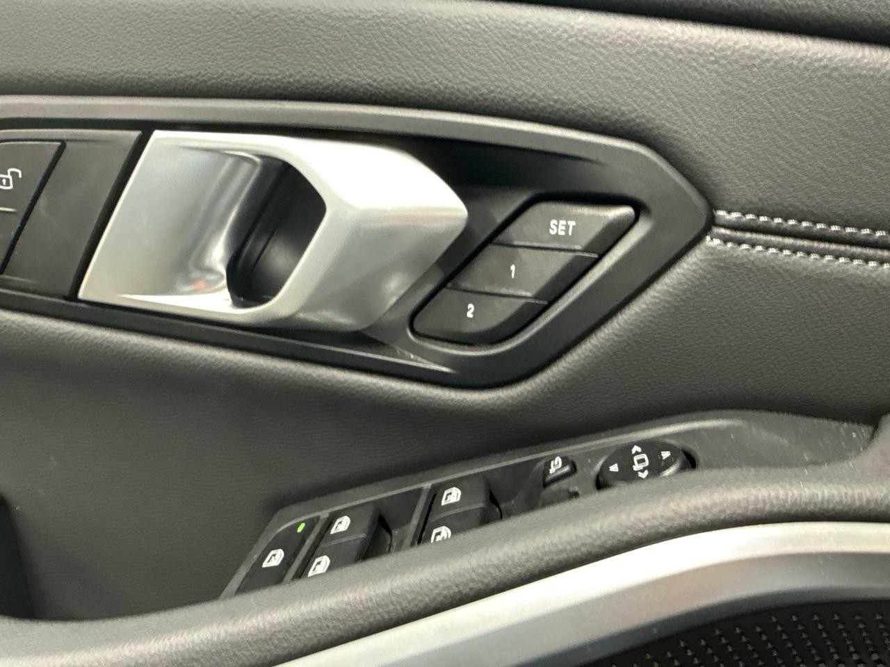 BMW 330e x DriveTouring Steptronic M Sport-image-6