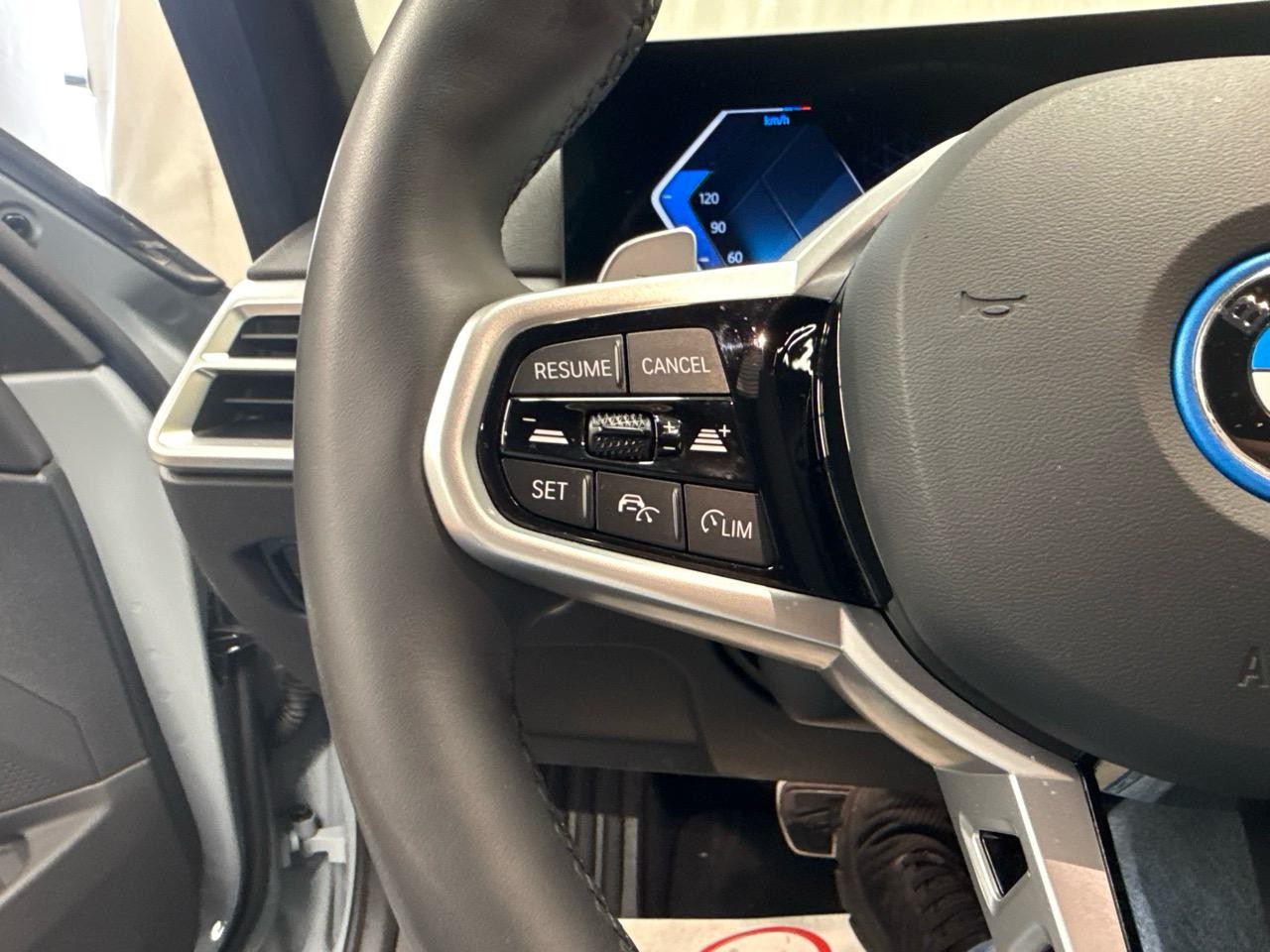 BMW 330e x DriveTouring Steptronic M Sport-image-9