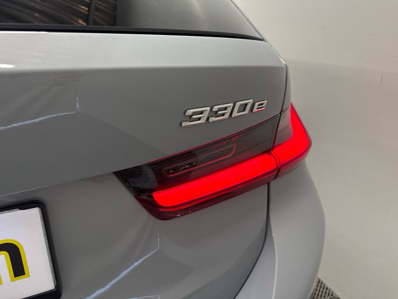 BMW 330e x DriveTouring Steptronic M Sport-image-16