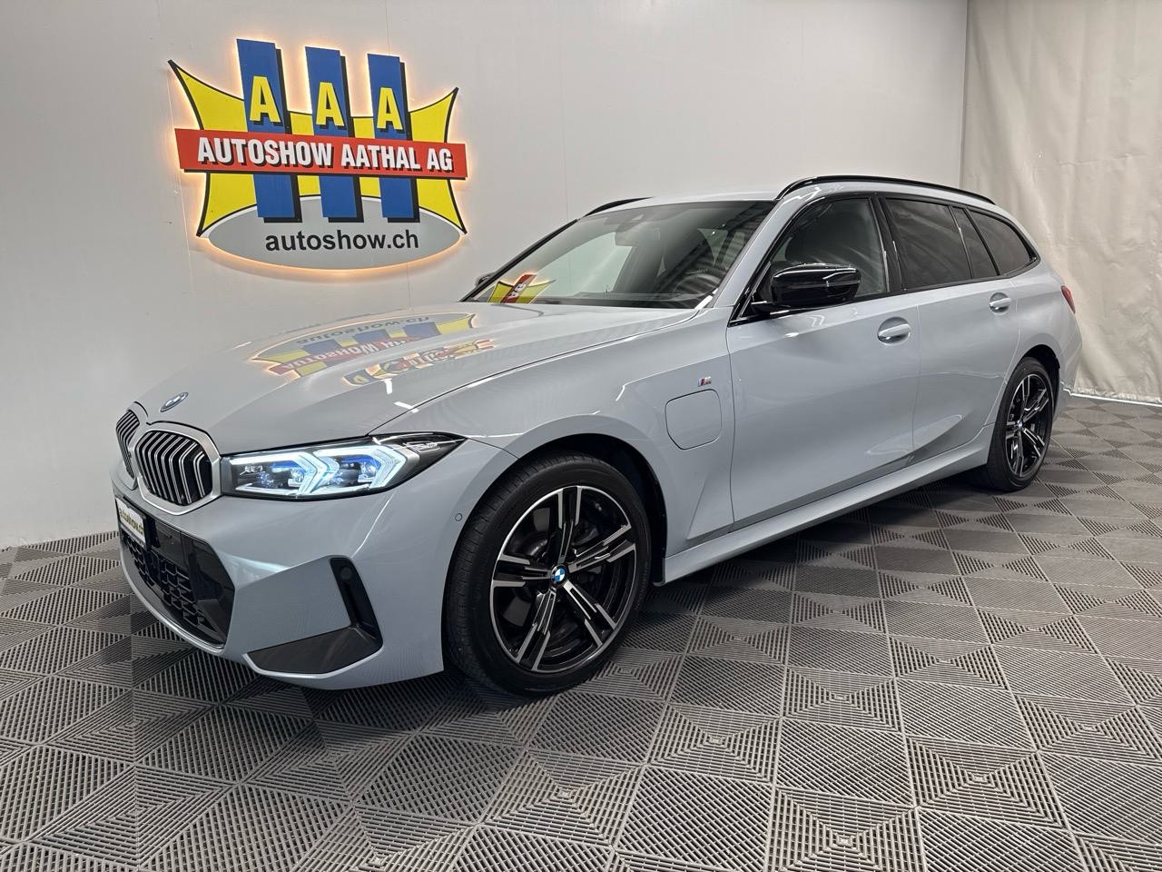 BMW 330e x DriveTouring Steptronic M Sport-image-0