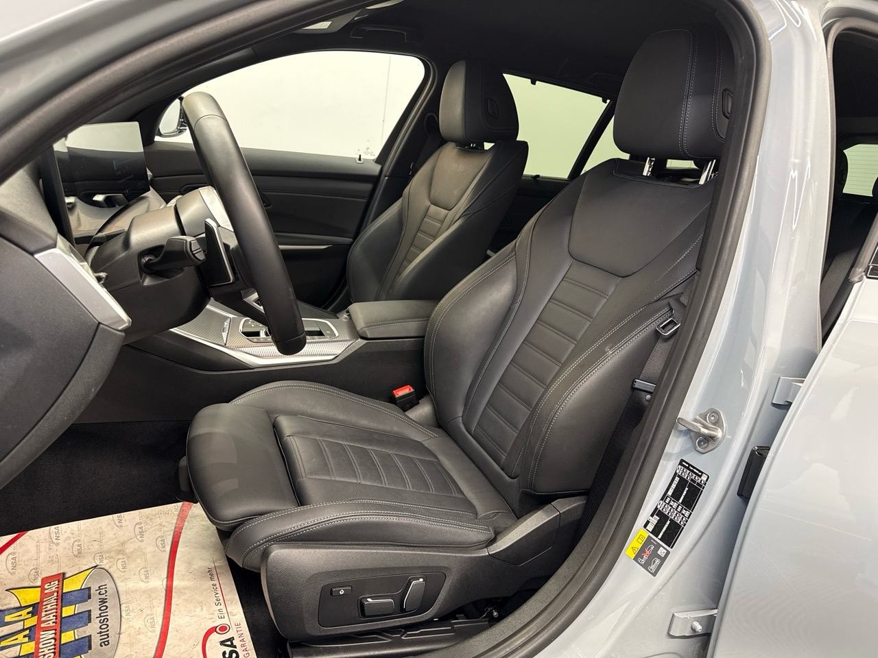 BMW 330e x DriveTouring Steptronic M Sport-image-3