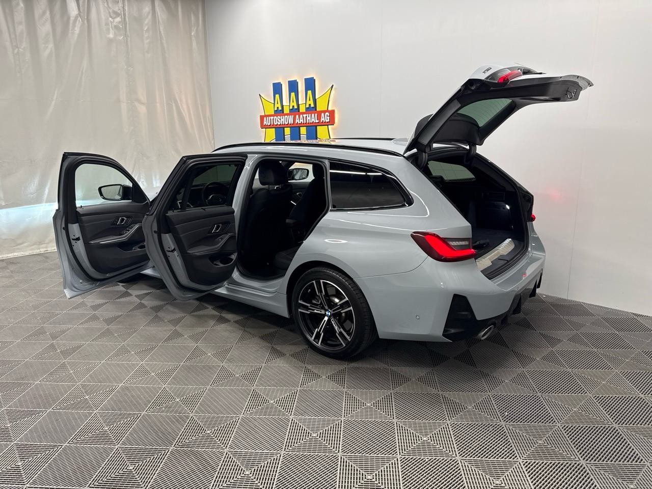BMW 330e x DriveTouring Steptronic M Sport-image-14
