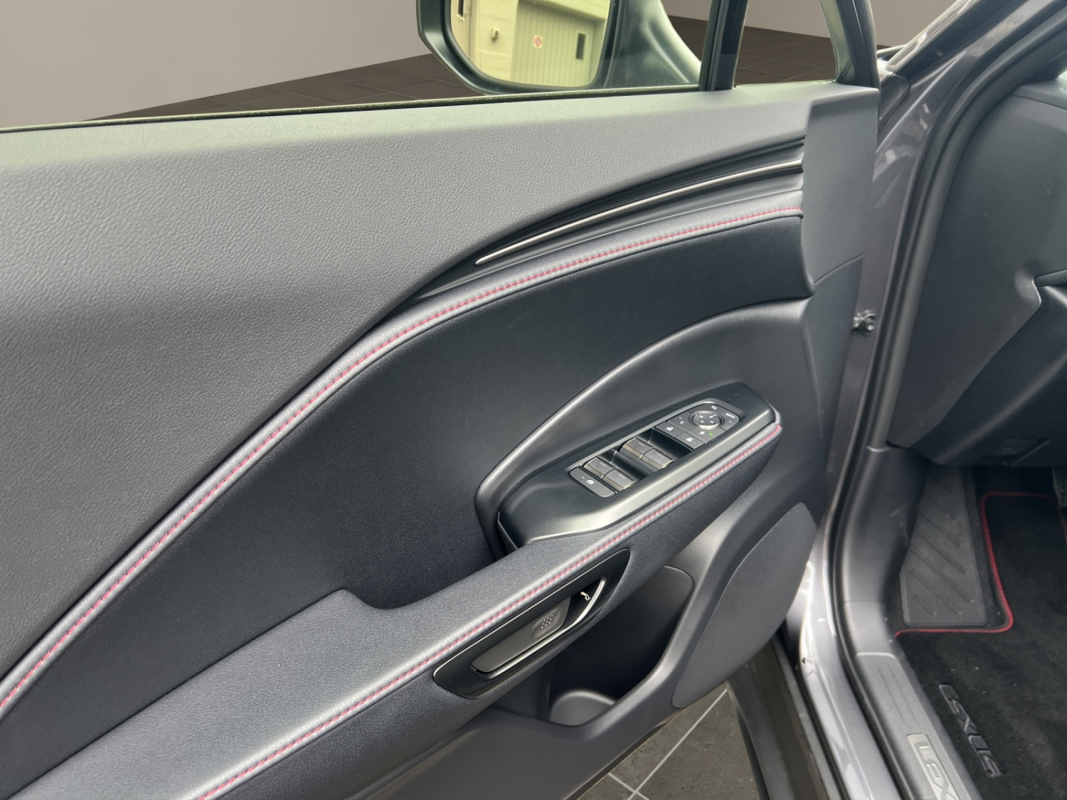 LEXUS LBX 1.5 Hybrid Emotion AWD-image-15