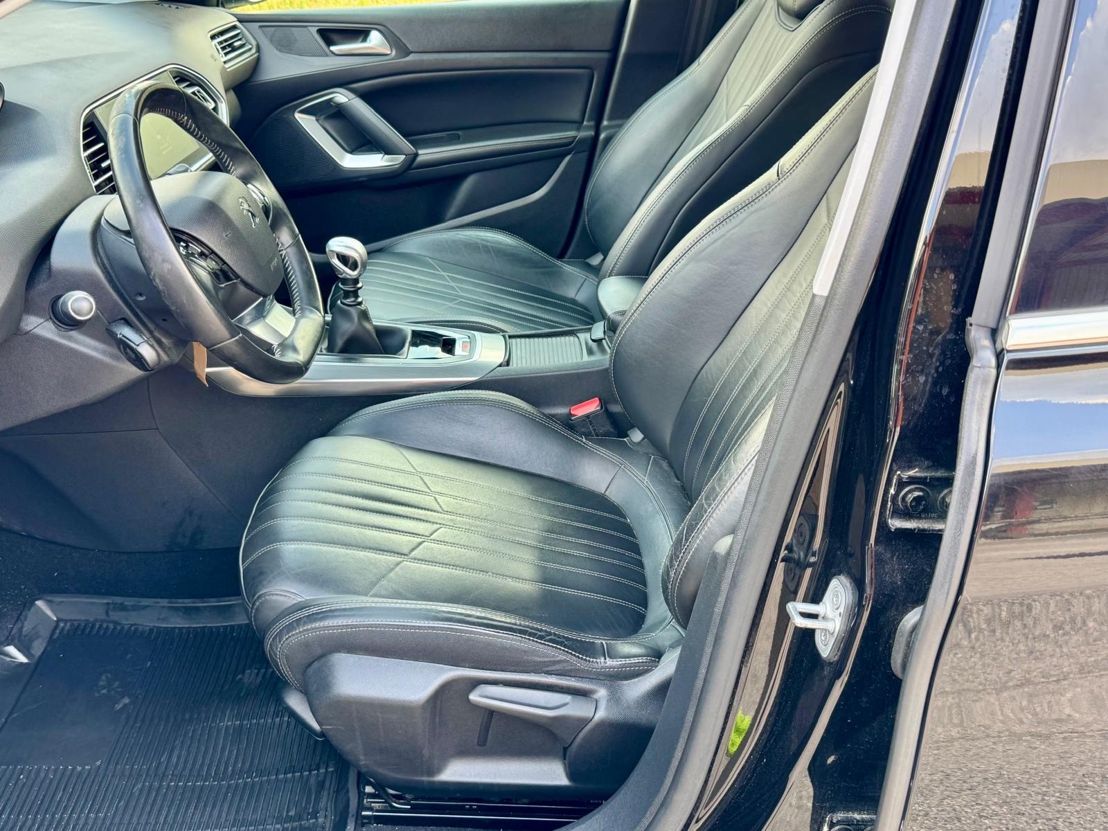 PEUGEOT 308 1.2 THP Allure-image-8
