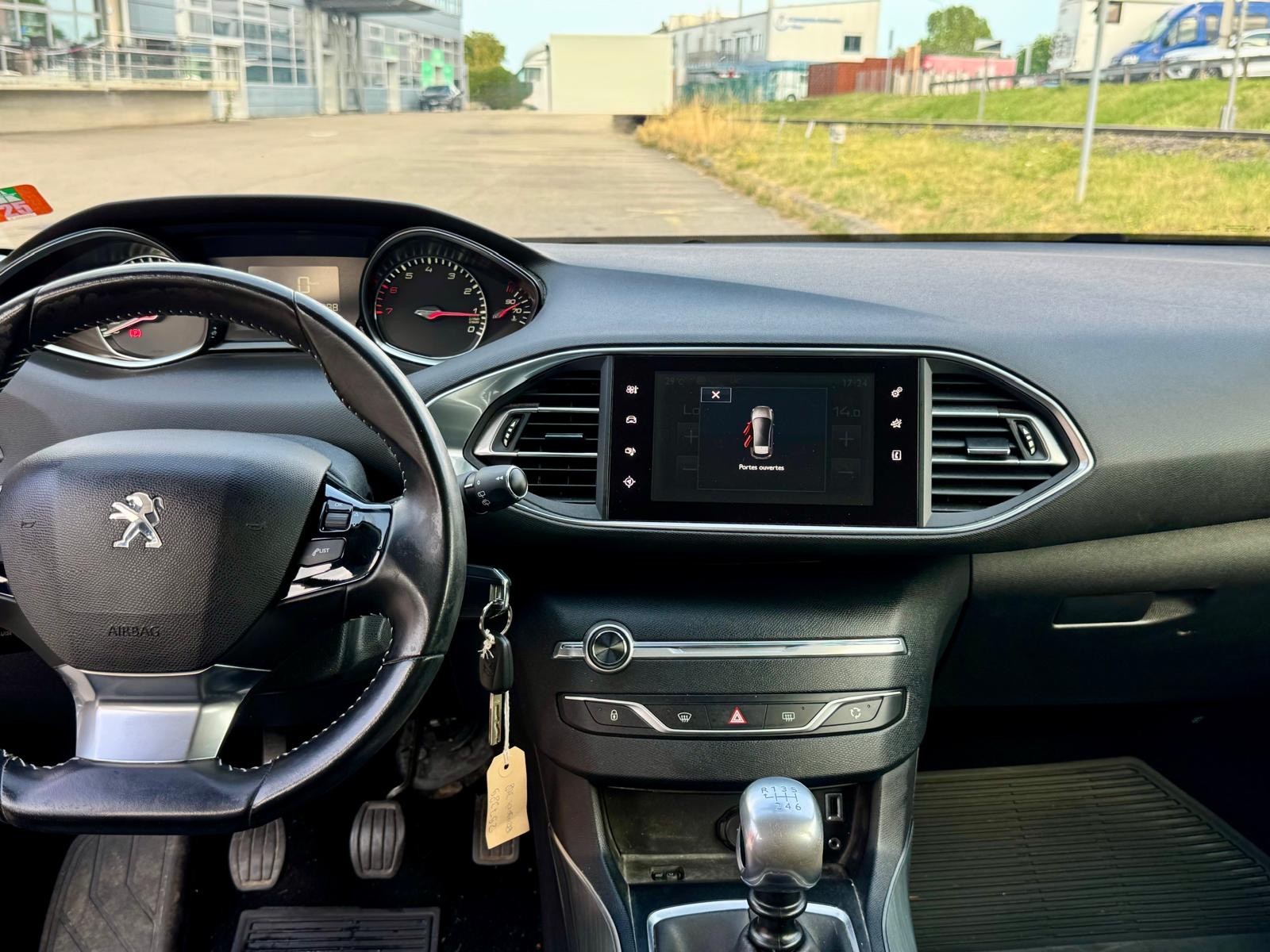 PEUGEOT 308 1.2 THP Allure-image-9