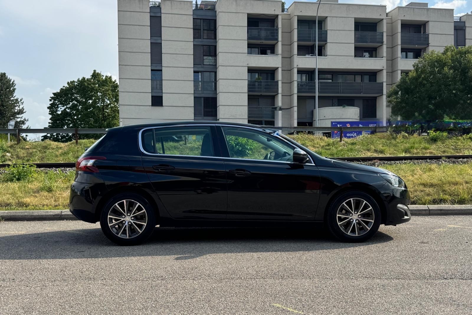 PEUGEOT 308 1.2 THP Allure-image-0