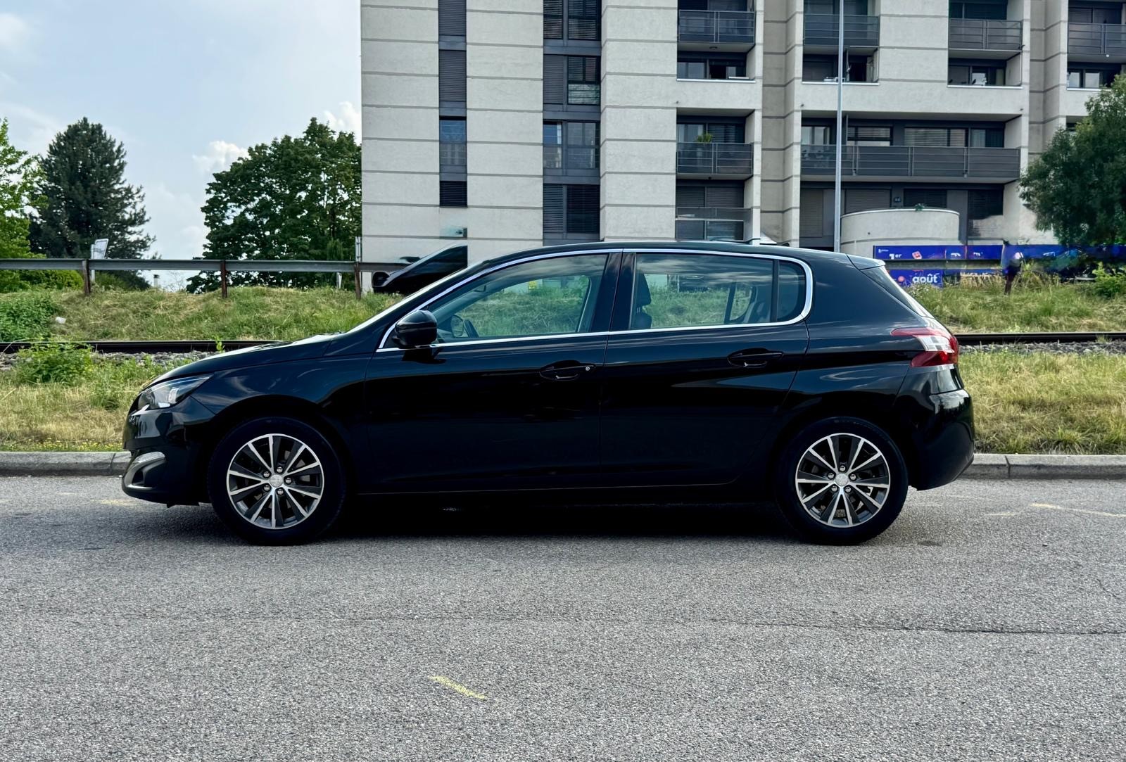 PEUGEOT 308 1.2 THP Allure-image-1