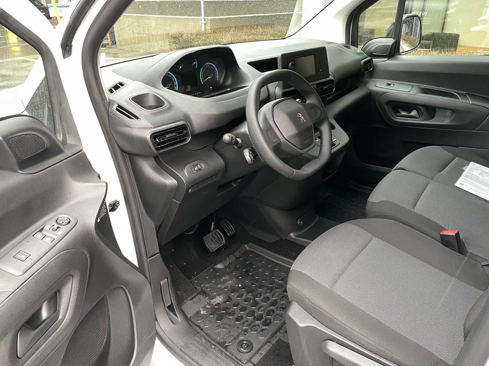 PEUGEOT e-Partner 50kWh Standard mit Rückfahrkamera-image-14