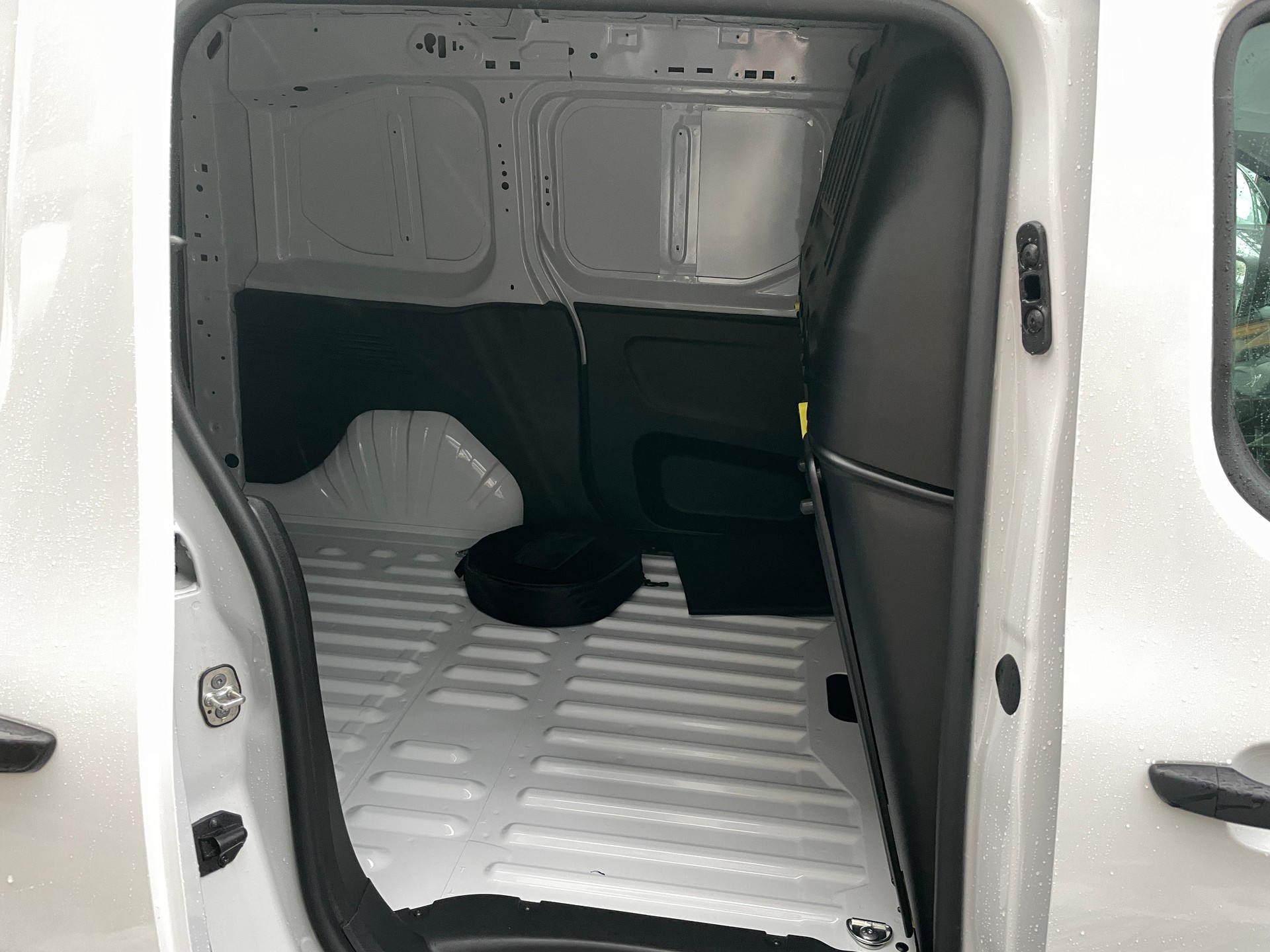 PEUGEOT e-Partner 50kWh Standard mit Rückfahrkamera-image-5