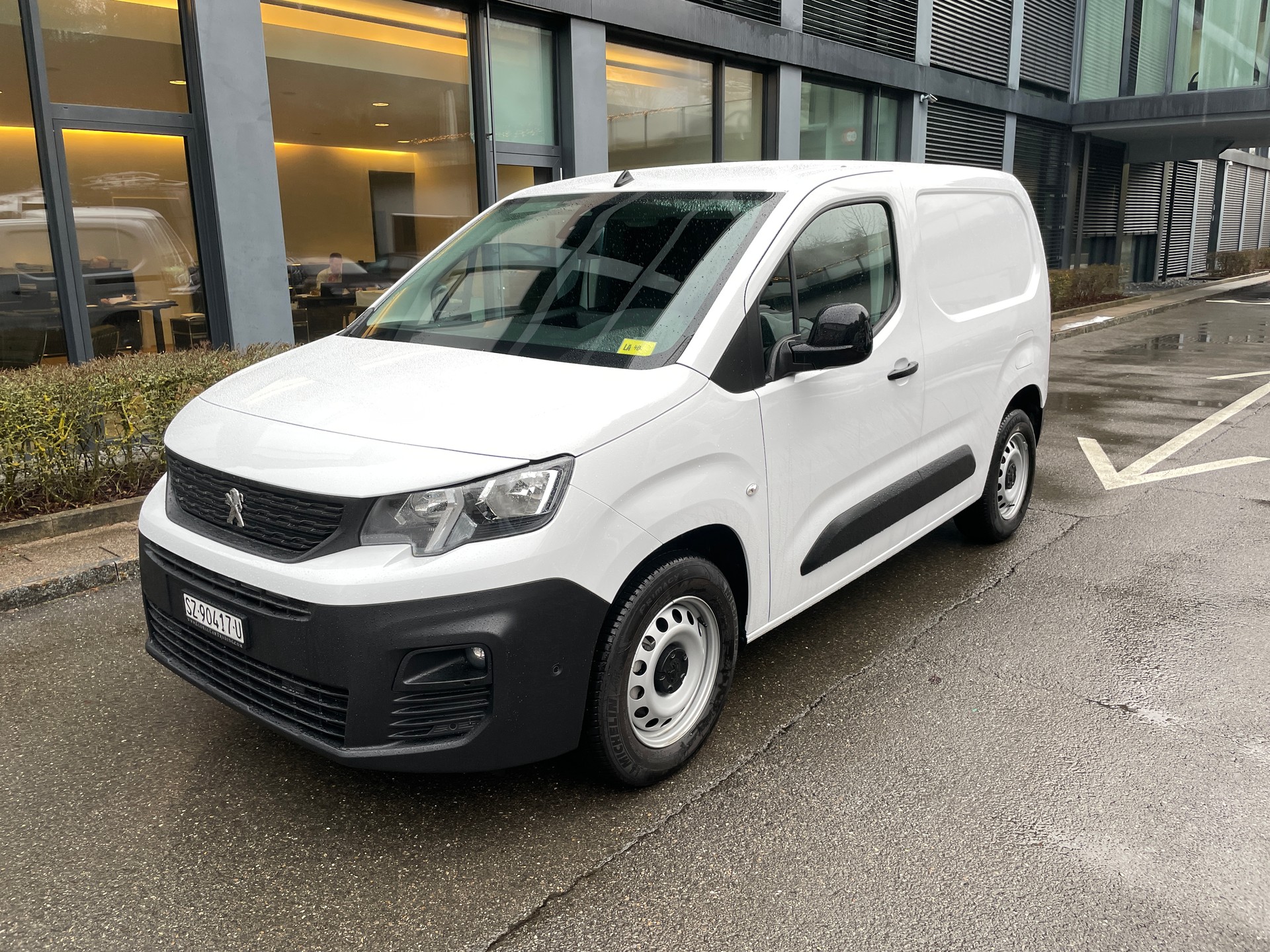PEUGEOT e-Partner 50kWh Standard mit Rückfahrkamera-image-0
