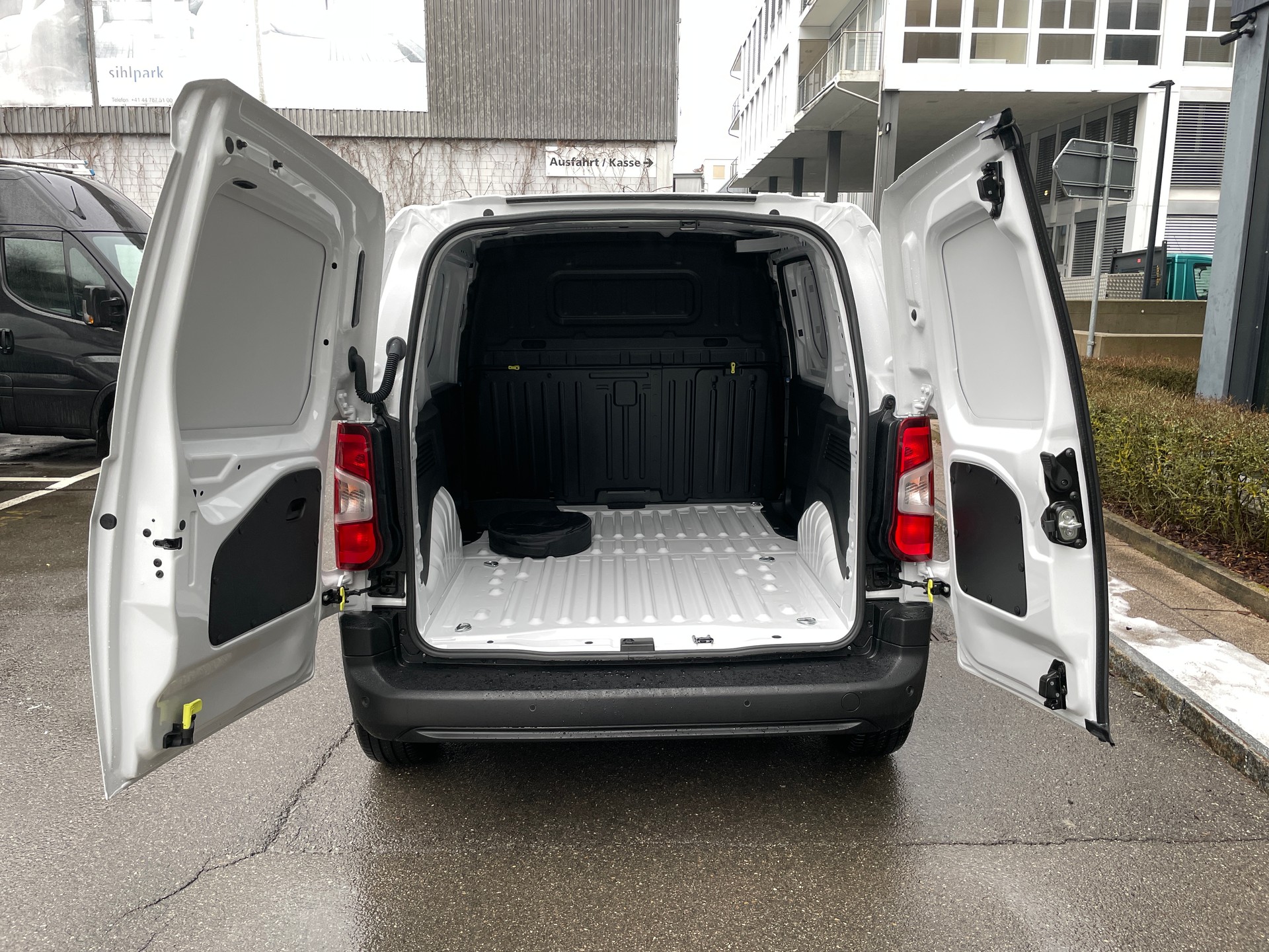 PEUGEOT e-Partner 50kWh Standard mit Rückfahrkamera-image-10