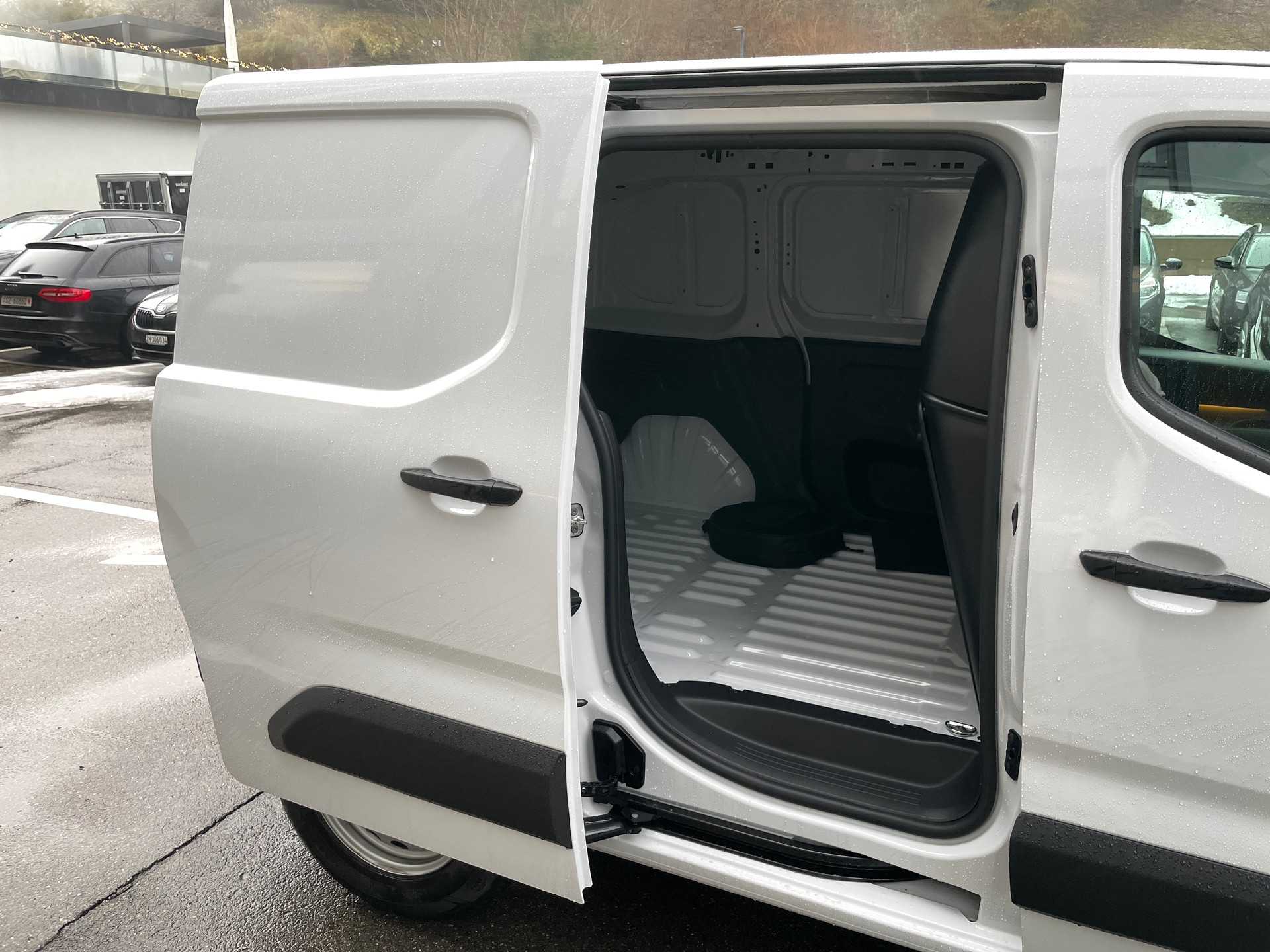 PEUGEOT e-Partner 50kWh Standard mit Rückfahrkamera-image-3