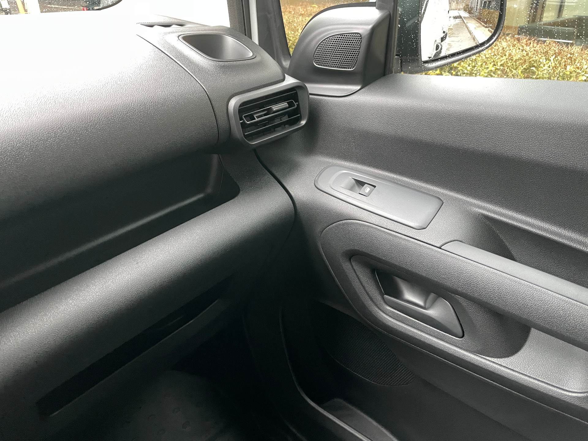 PEUGEOT e-Partner 50kWh Standard mit Rückfahrkamera-image-26