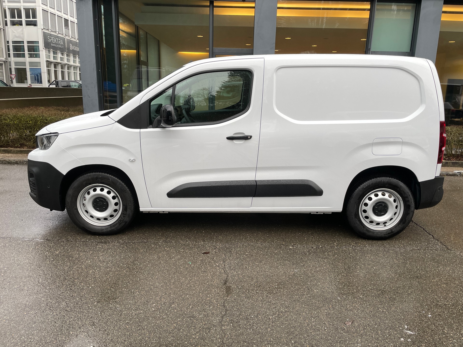 PEUGEOT e-Partner 50kWh Standard mit Rückfahrkamera-image-13