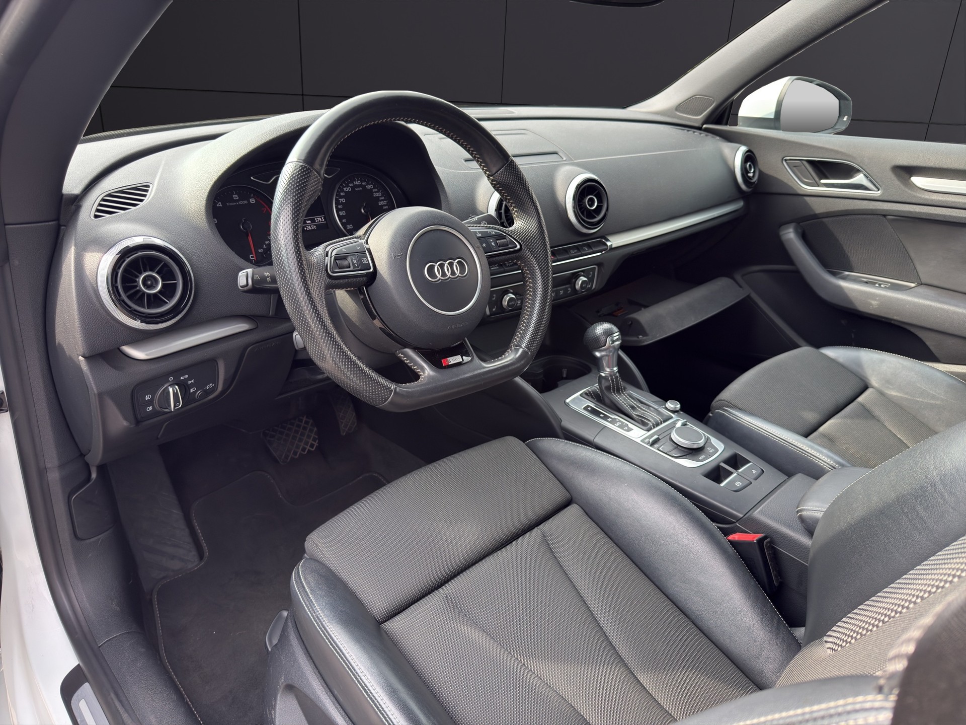 AUDI A3 Cabriolet 1.4 TFSI Ambition S-tronic-image-17