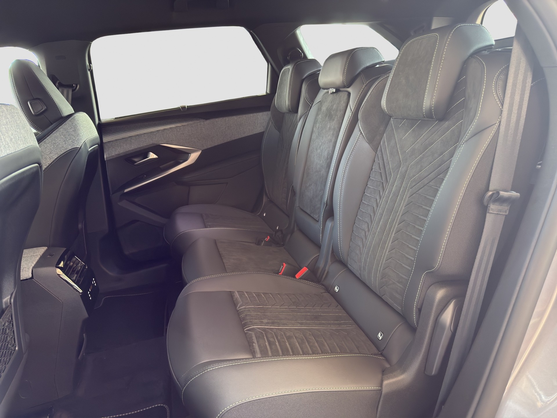 PEUGEOT 5008 1.2 Hybrid GT-image-10