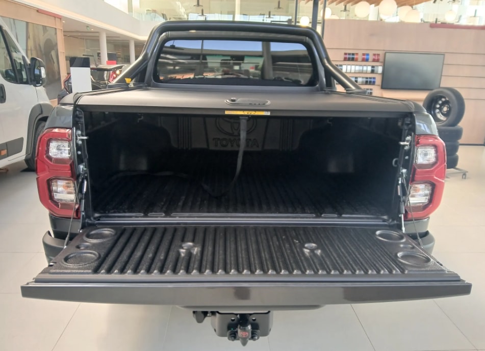 TOYOTA Hilux 2.8d Invincible Double Cab 4x4-image-3