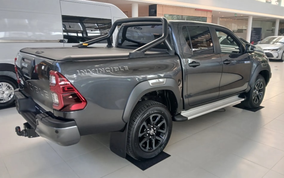 TOYOTA Hilux 2.8d Invincible Double Cab 4x4-image-1