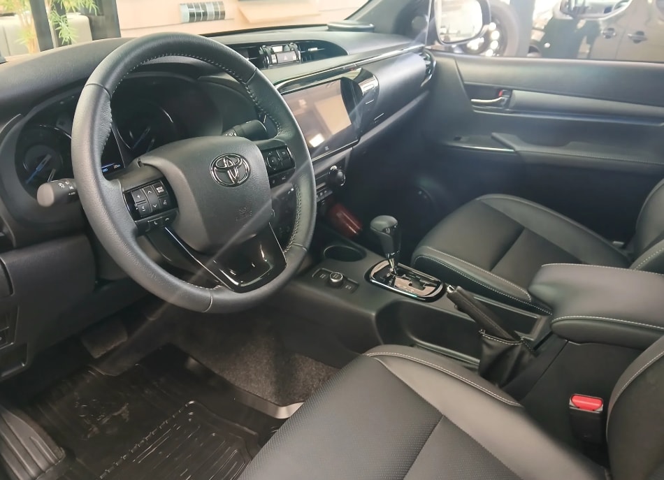 TOYOTA Hilux 2.8d Invincible Double Cab 4x4-image-4