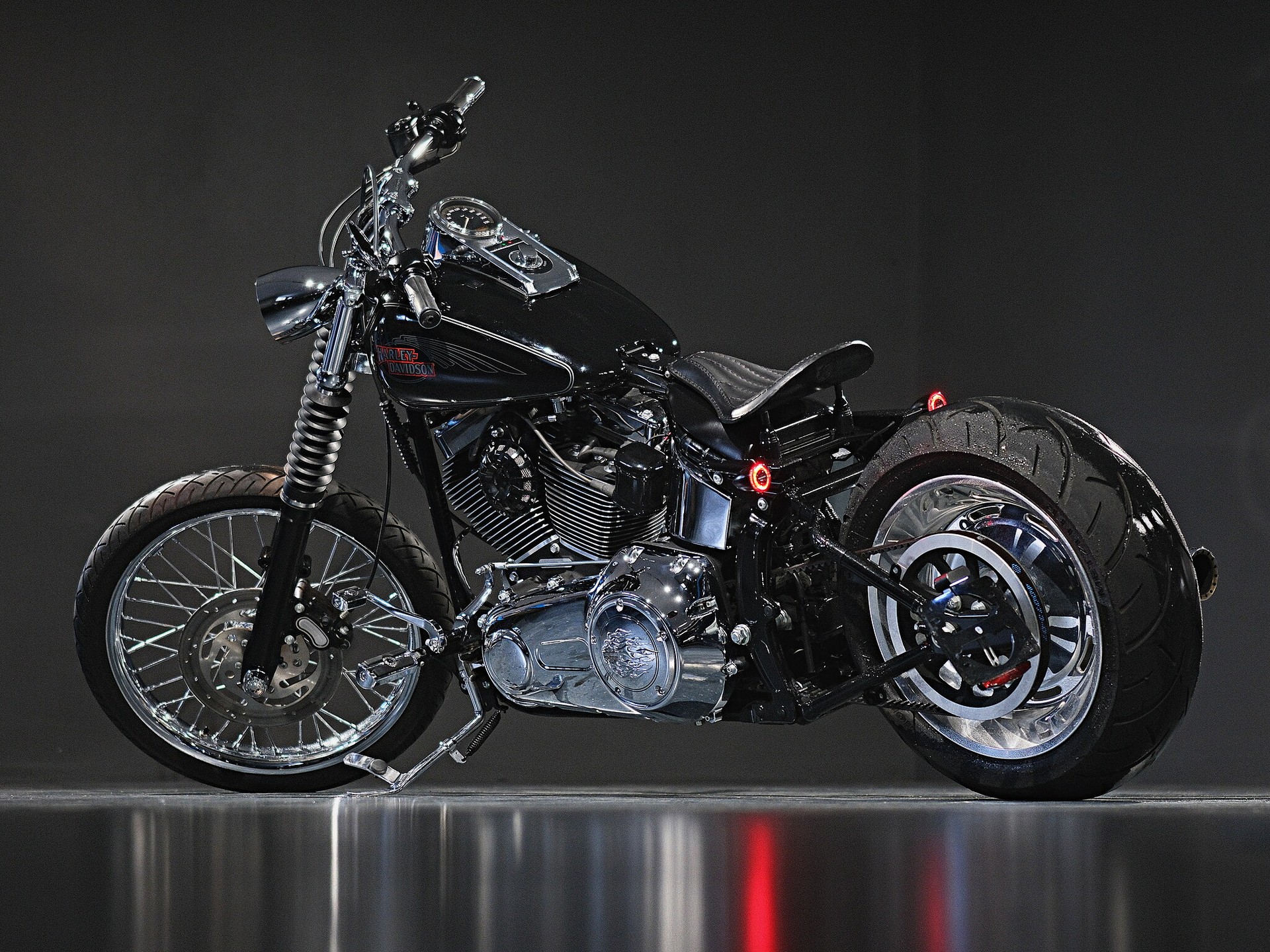HARLEY-DAVIDSON FXSTC Softail Custom-showroom-element-3