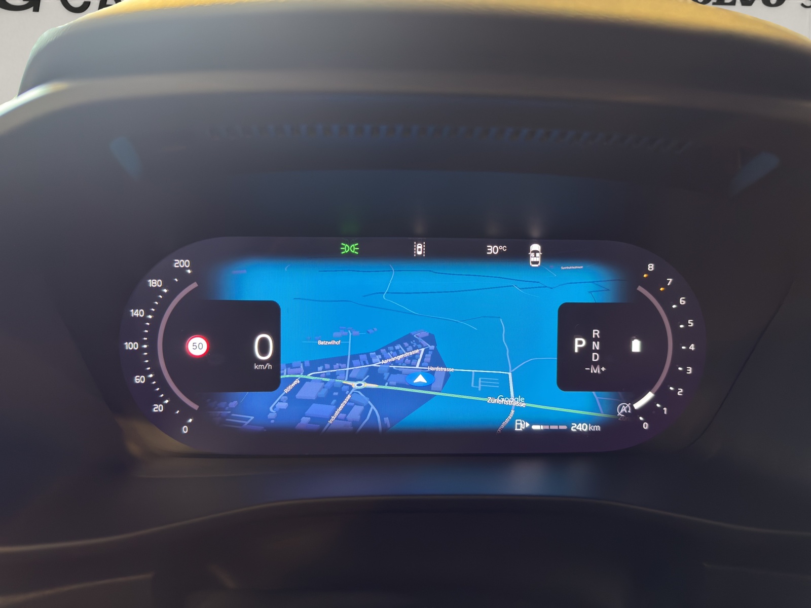 VOLVO XC40 2.0 B3 MH Plus Dark-image-8