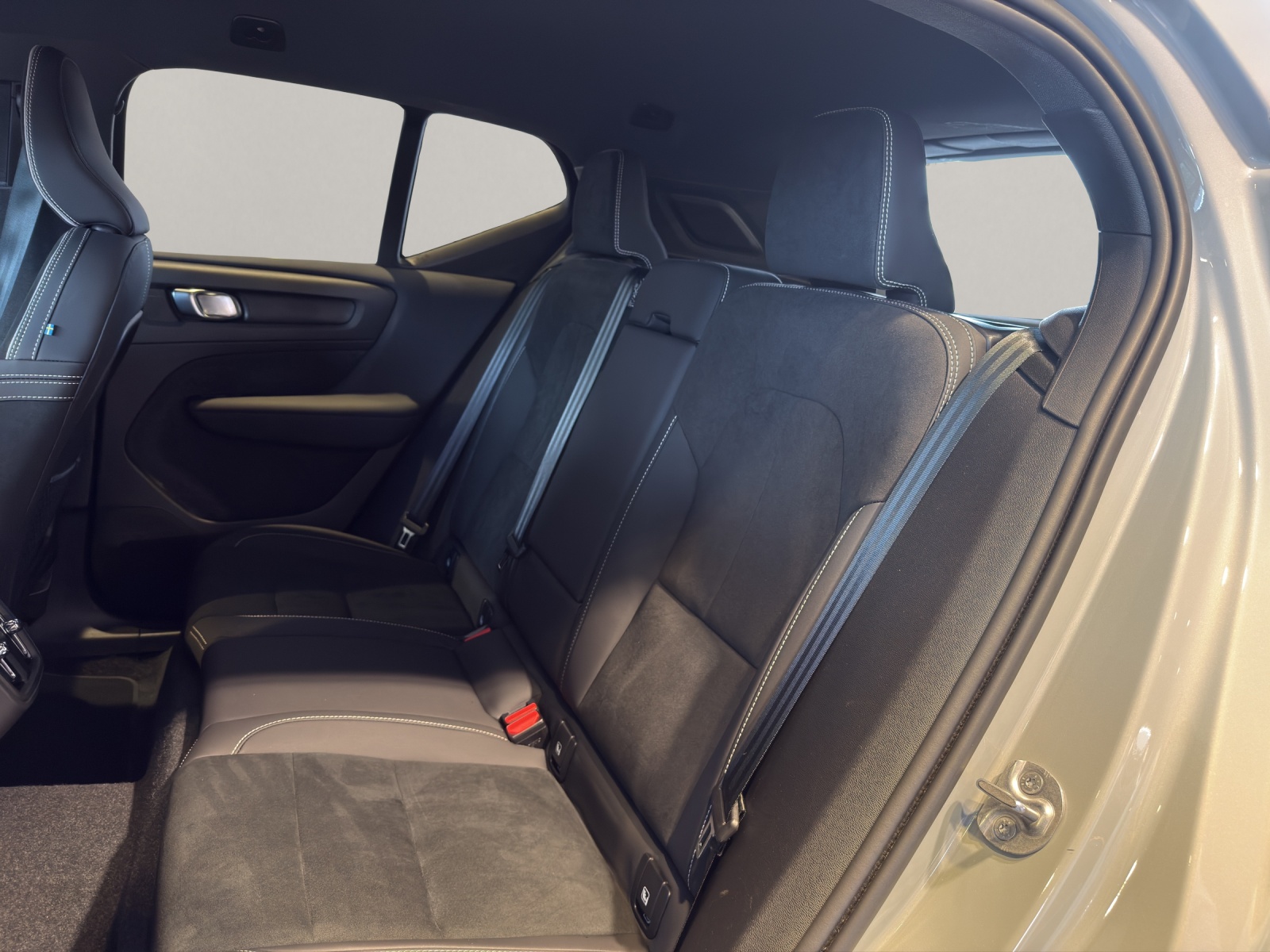 VOLVO XC40 2.0 B3 MH Plus Dark-image-5