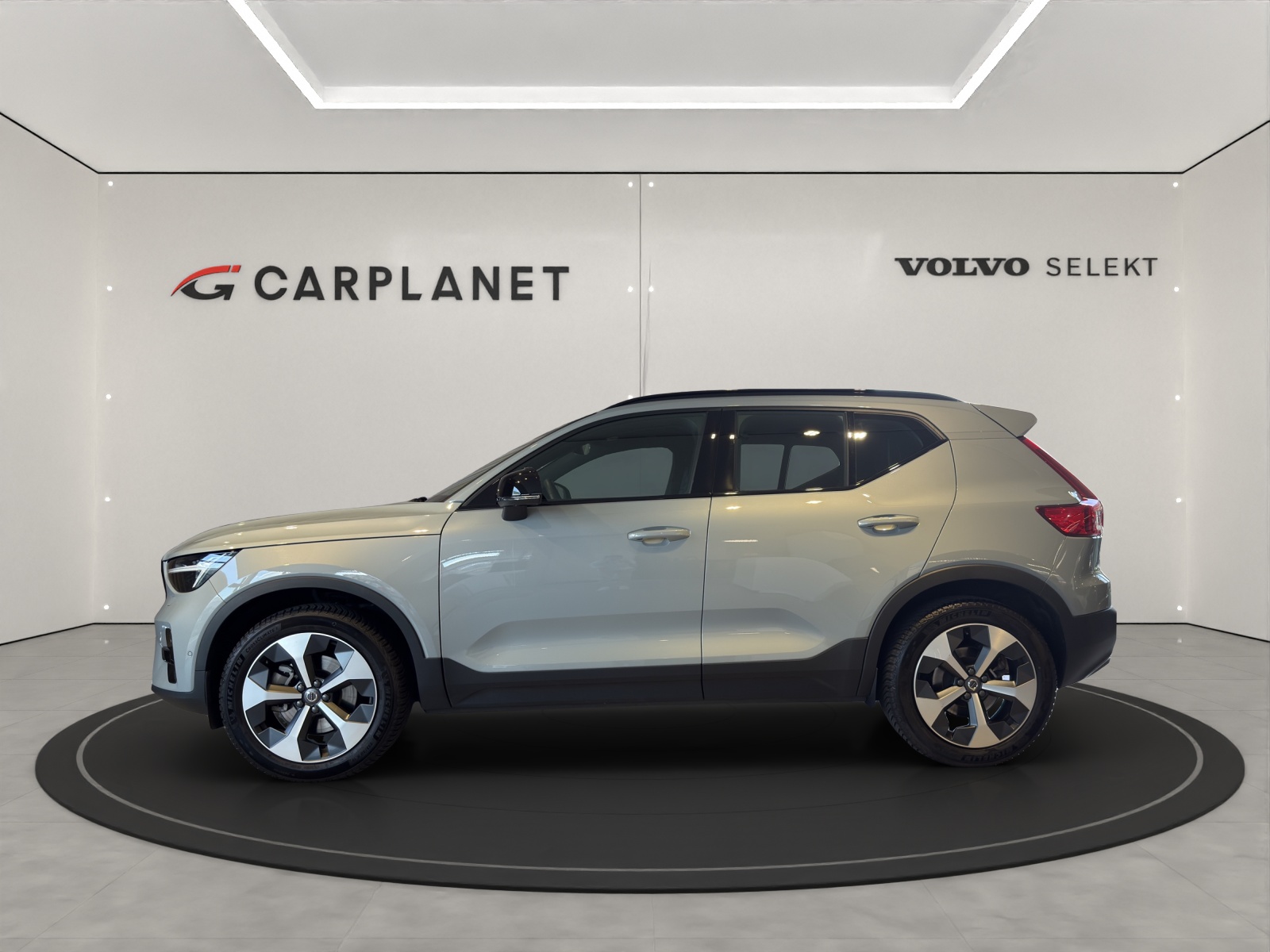 VOLVO XC40 2.0 B3 MH Plus Dark-image-2