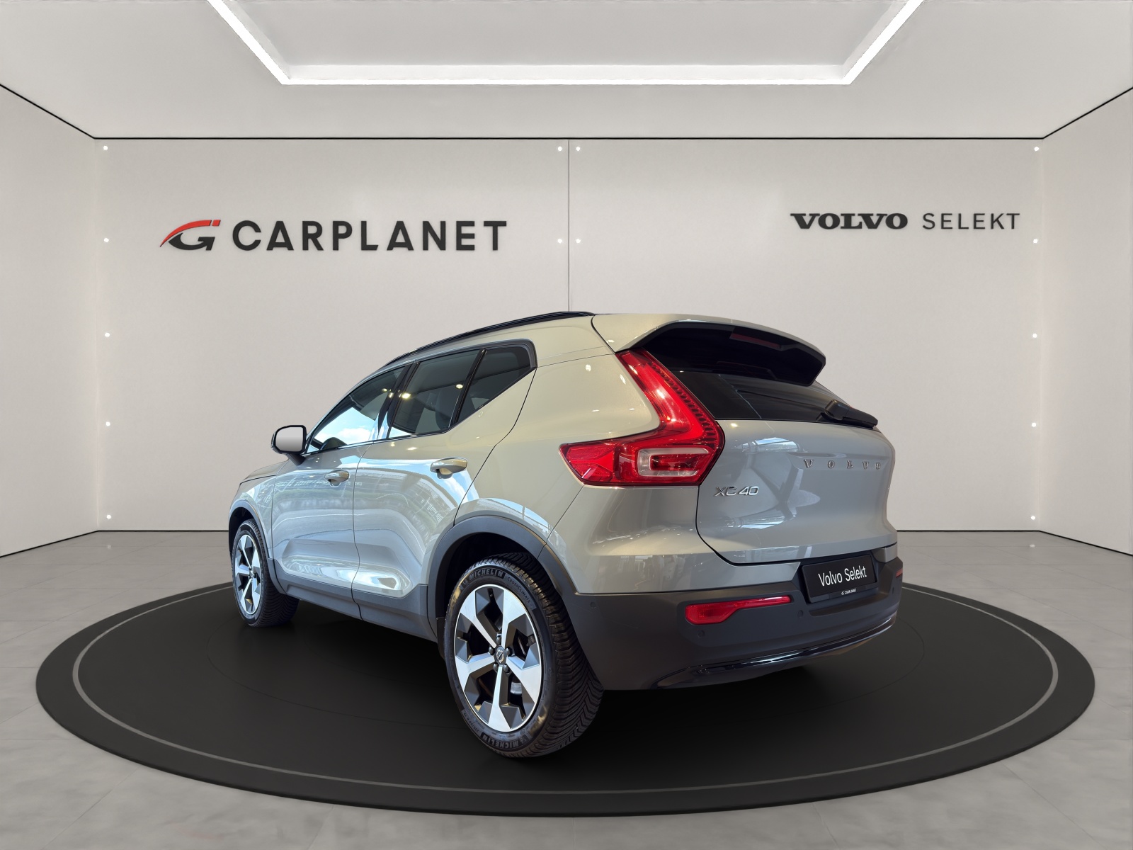 VOLVO XC40 2.0 B3 MH Plus Dark-image-3