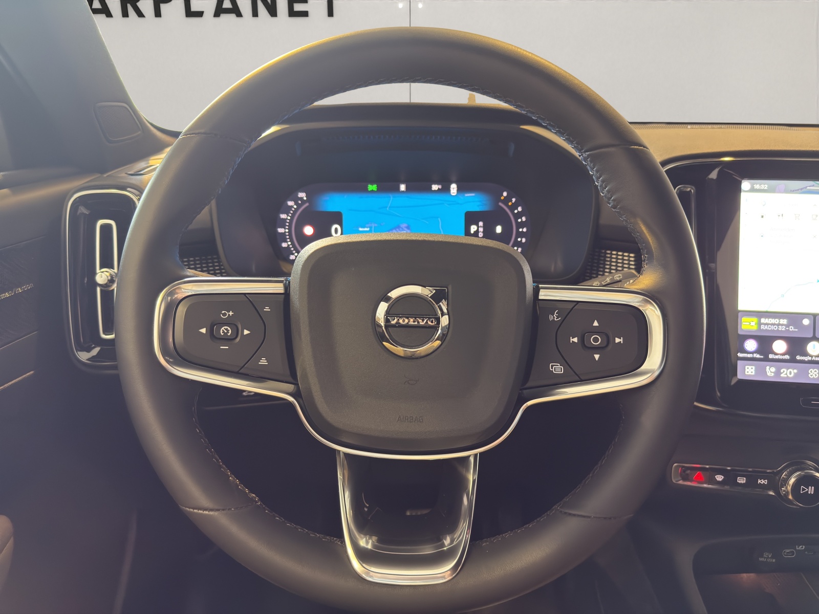 VOLVO XC40 2.0 B3 MH Plus Dark-image-13