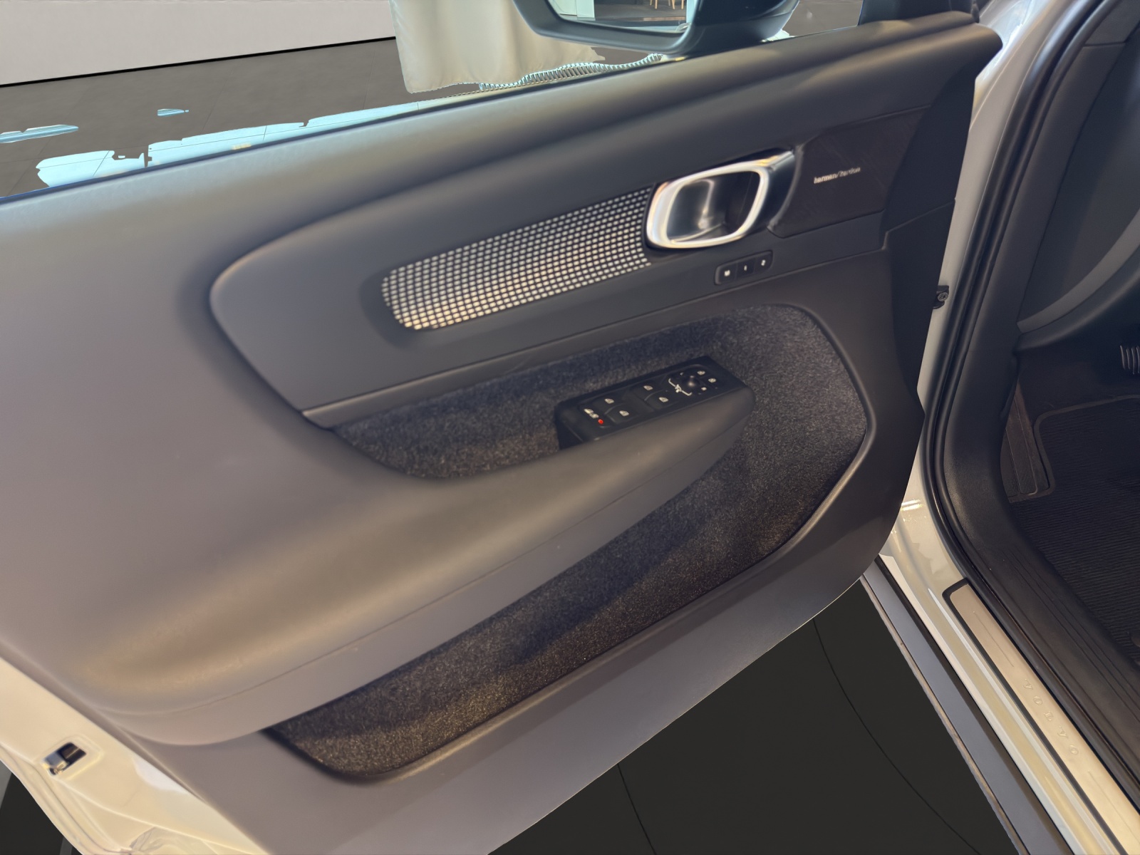 VOLVO XC40 2.0 B3 MH Plus Dark-image-6