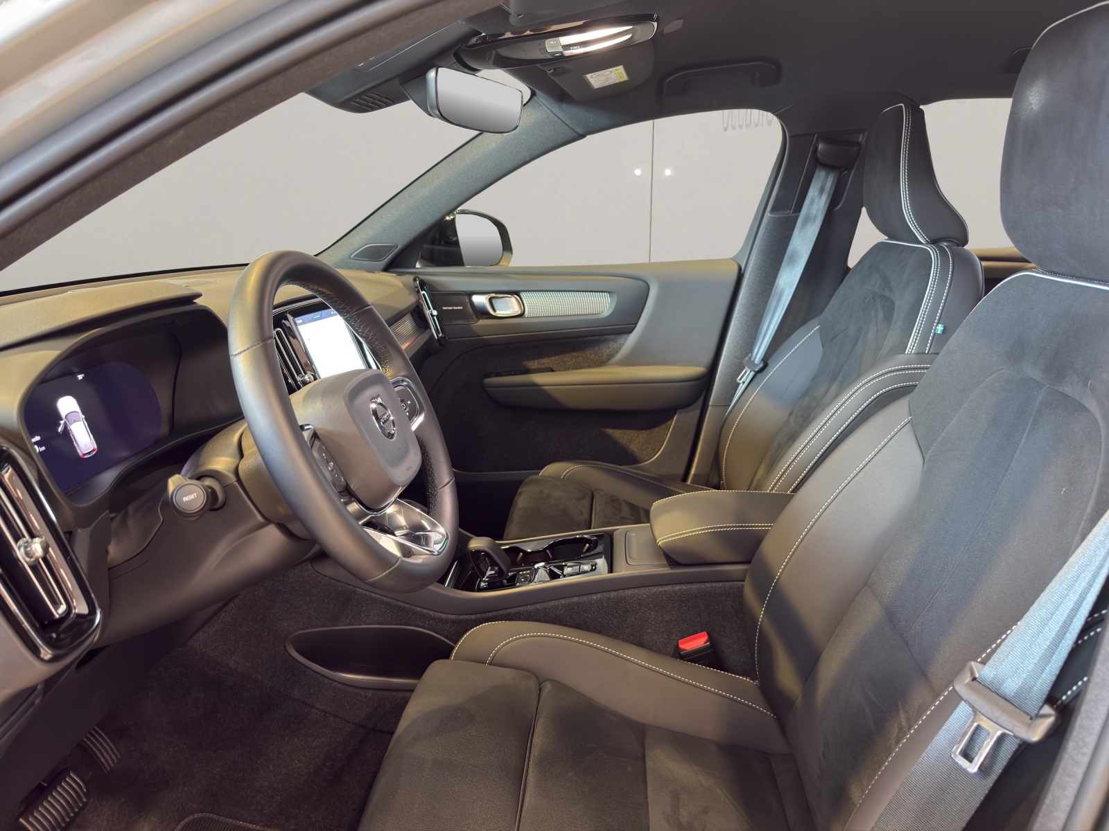 VOLVO XC40 2.0 B3 MH Plus Dark-image-4