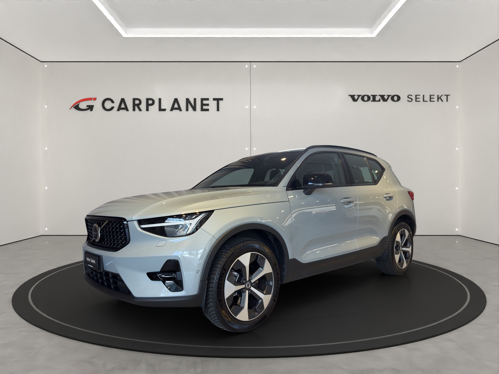 VOLVO XC40 2.0 B3 MH Plus Dark-image-0