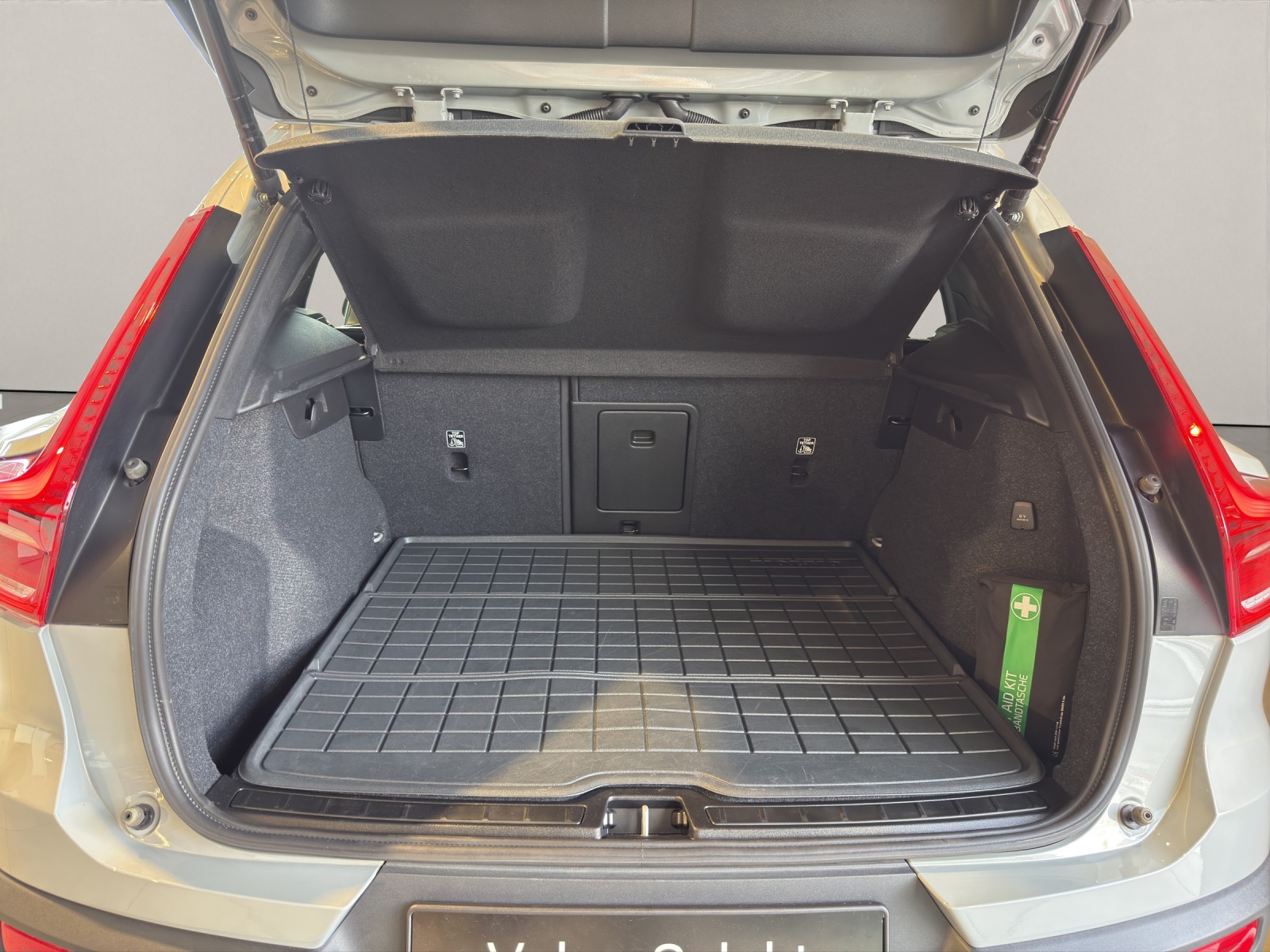 VOLVO XC40 2.0 B3 MH Plus Dark-image-7
