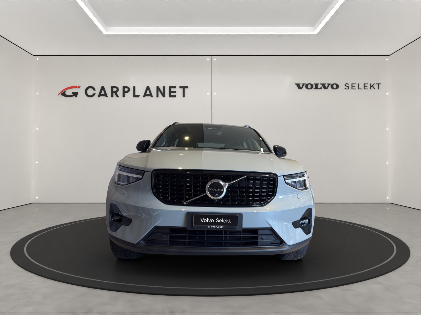 VOLVO XC40 2.0 B3 MH Plus Dark-image-1