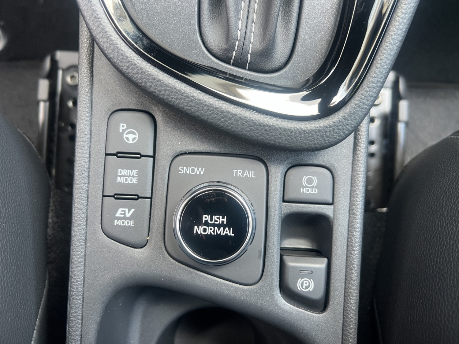 TOYOTA Yaris Cross 1.5 VVT-i HSD Premium AWD-i-image-17