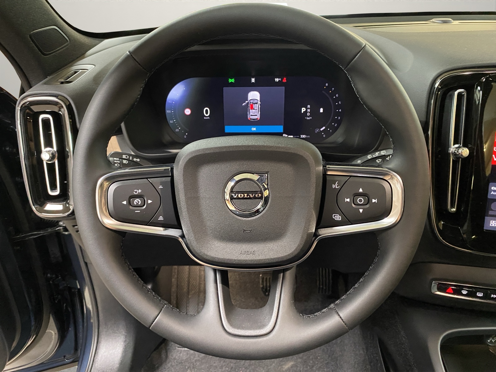 VOLVO XC40 B3 Benzin Mild Hybrid Core DCT-image-9