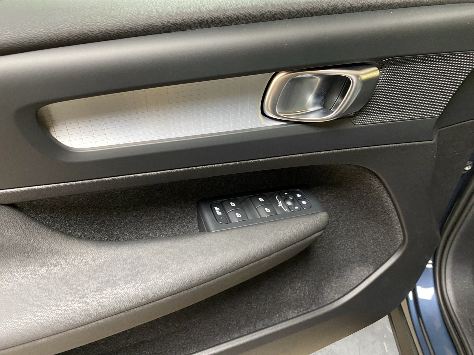 VOLVO XC40 B3 Benzin Mild Hybrid Core DCT-image-8