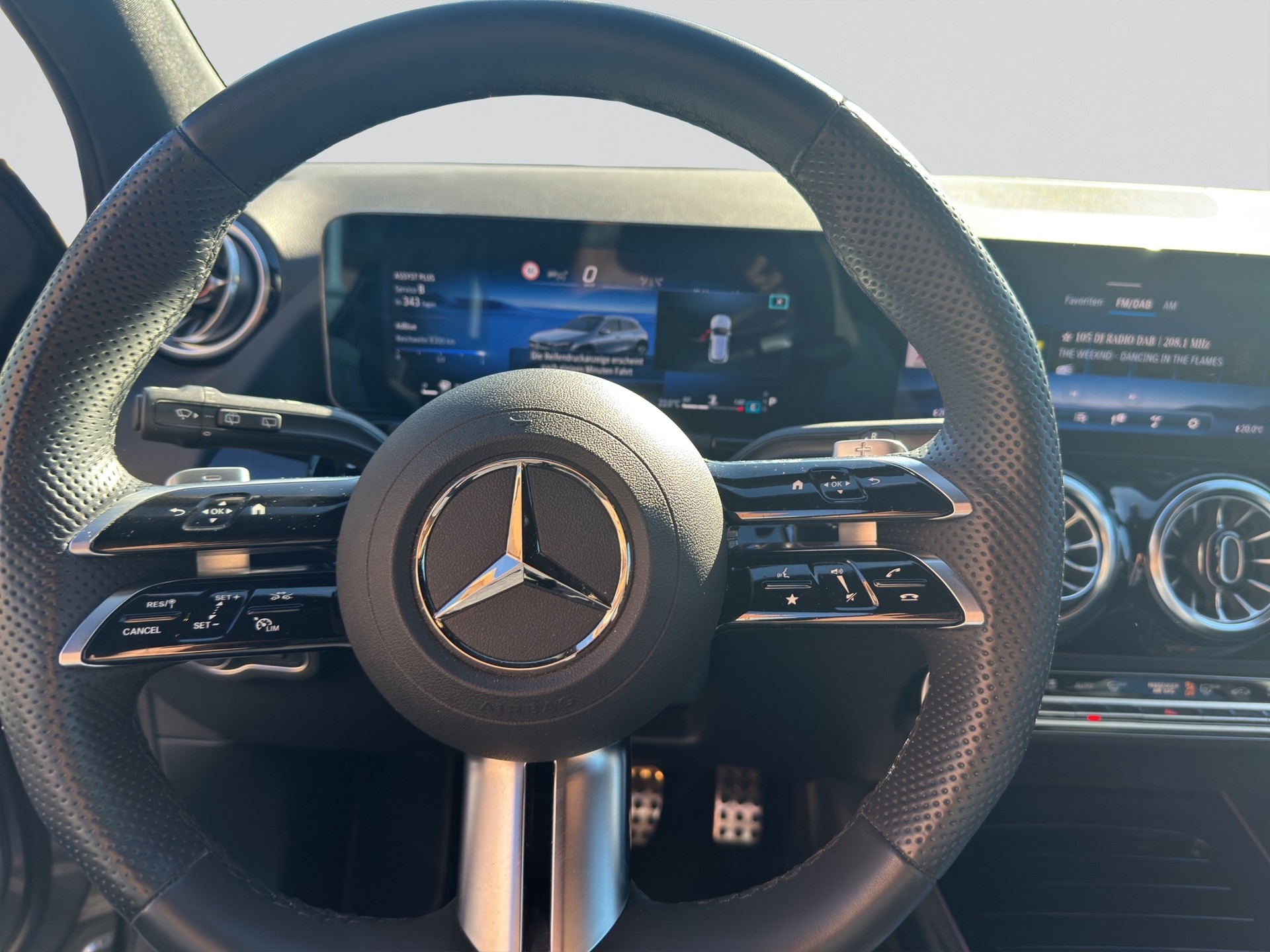 MERCEDES-BENZ GLA 200 d 8G-DCT AMG Line Night-image-9